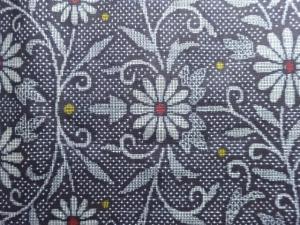 アンティーク　花唐草模様織出し本場正藍泥染大島紬着物（割り込み絣）